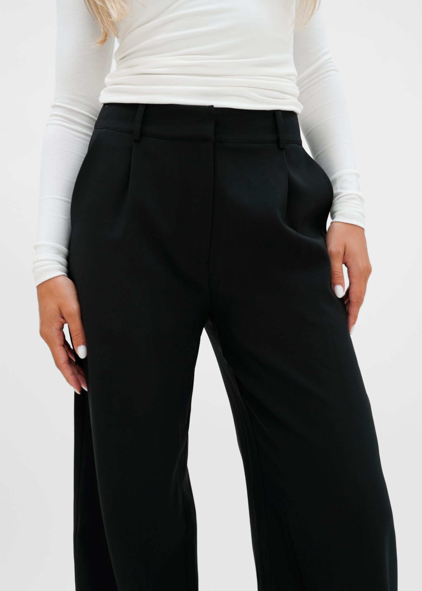 Louise high-waisted pants with wide legs and a fitted cut