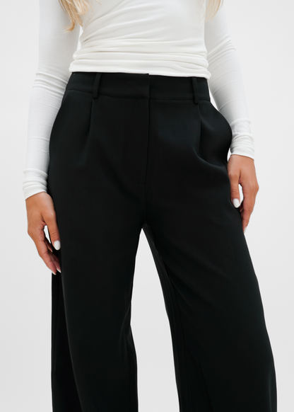 Louise high-waisted pants with wide legs and a fitted cut