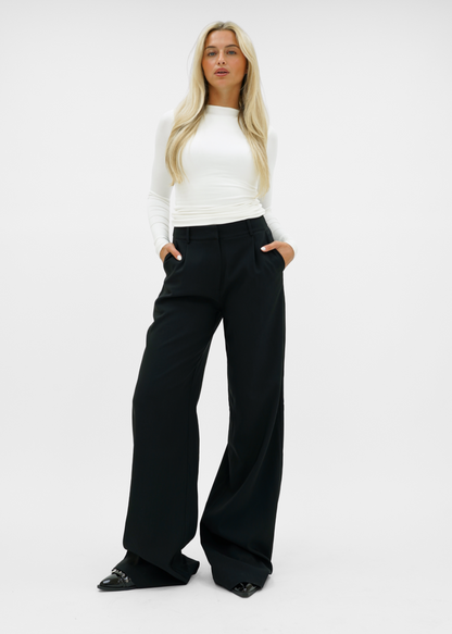 Louise high-waisted pants with wide legs and a fitted cut
